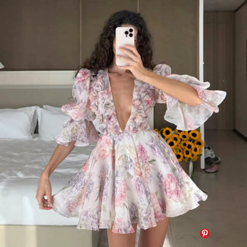 Kvinnens flytende maxikjole med romantiske ruffle detaljer og blomsterdesign