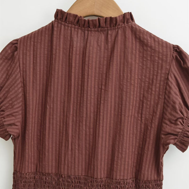 Dame kortermet bluse med volangdetaljer og samlet design Skjora