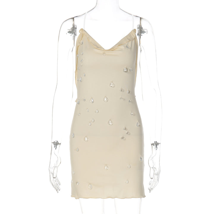 Dame figurvennende minikjole med elegant drapering og transparente applikasjoner Skjora