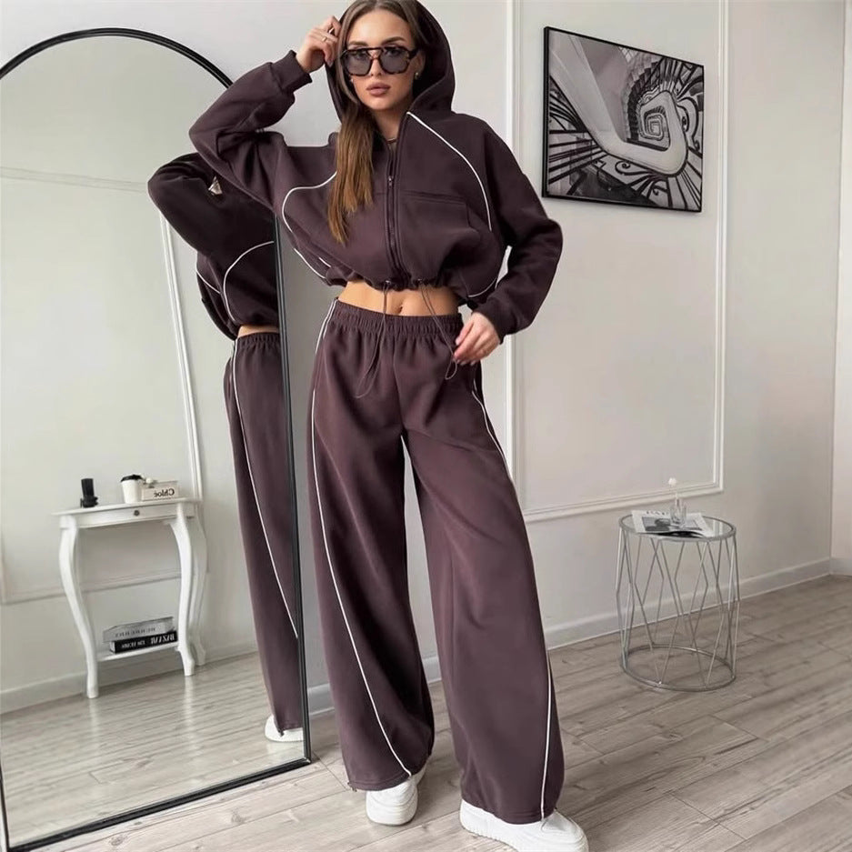 Kvinnenes sporty cropped jakke og joggebukser med kontrasterende sømmer Skjora