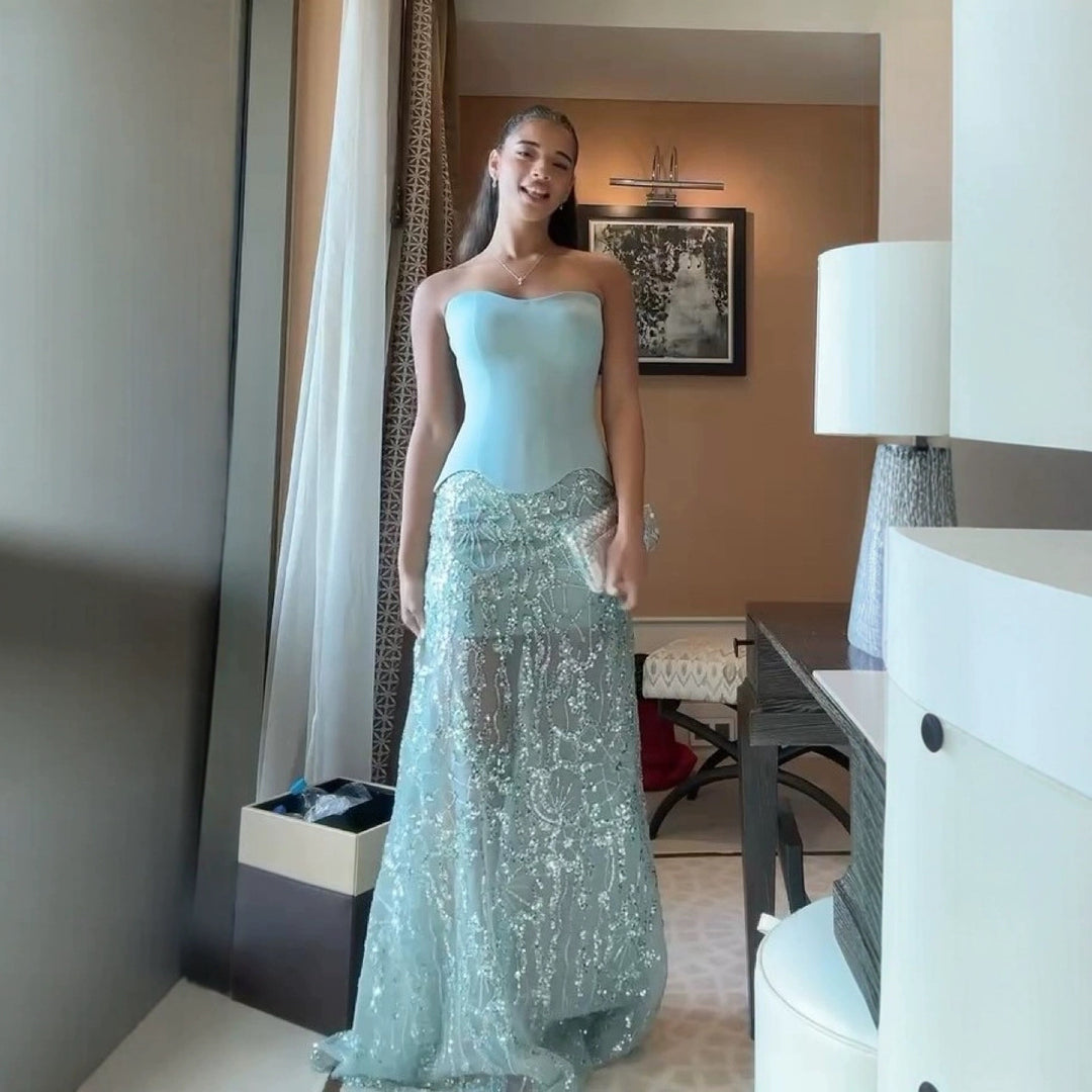 Kjole for damer med glitrende topp og elegant broderi