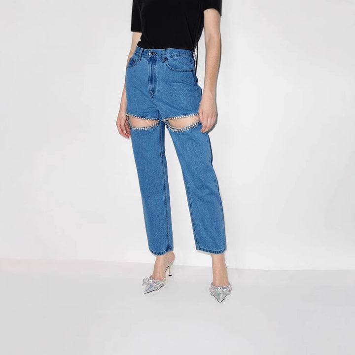 Damejeans med et ekstravagant utskårent design og glitrende utsmykninger