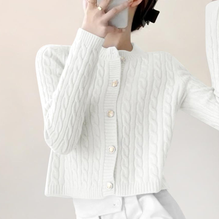 Kvinnens chunky strikk cardigan med knappeåpning og vakkert kabelmønster Skjora