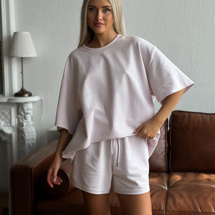 Kvinne Casual To-delt Sett bestående av oversized T-skjorte og Shorts Skjora