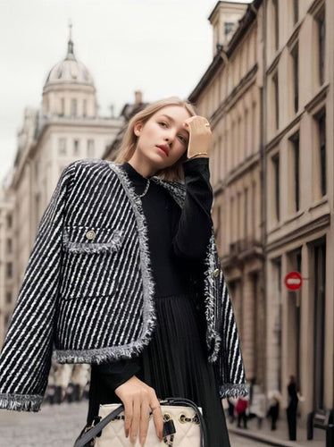 Kvinnens cardigan med dekorative knappedetaljer og frynsedesign Skjora