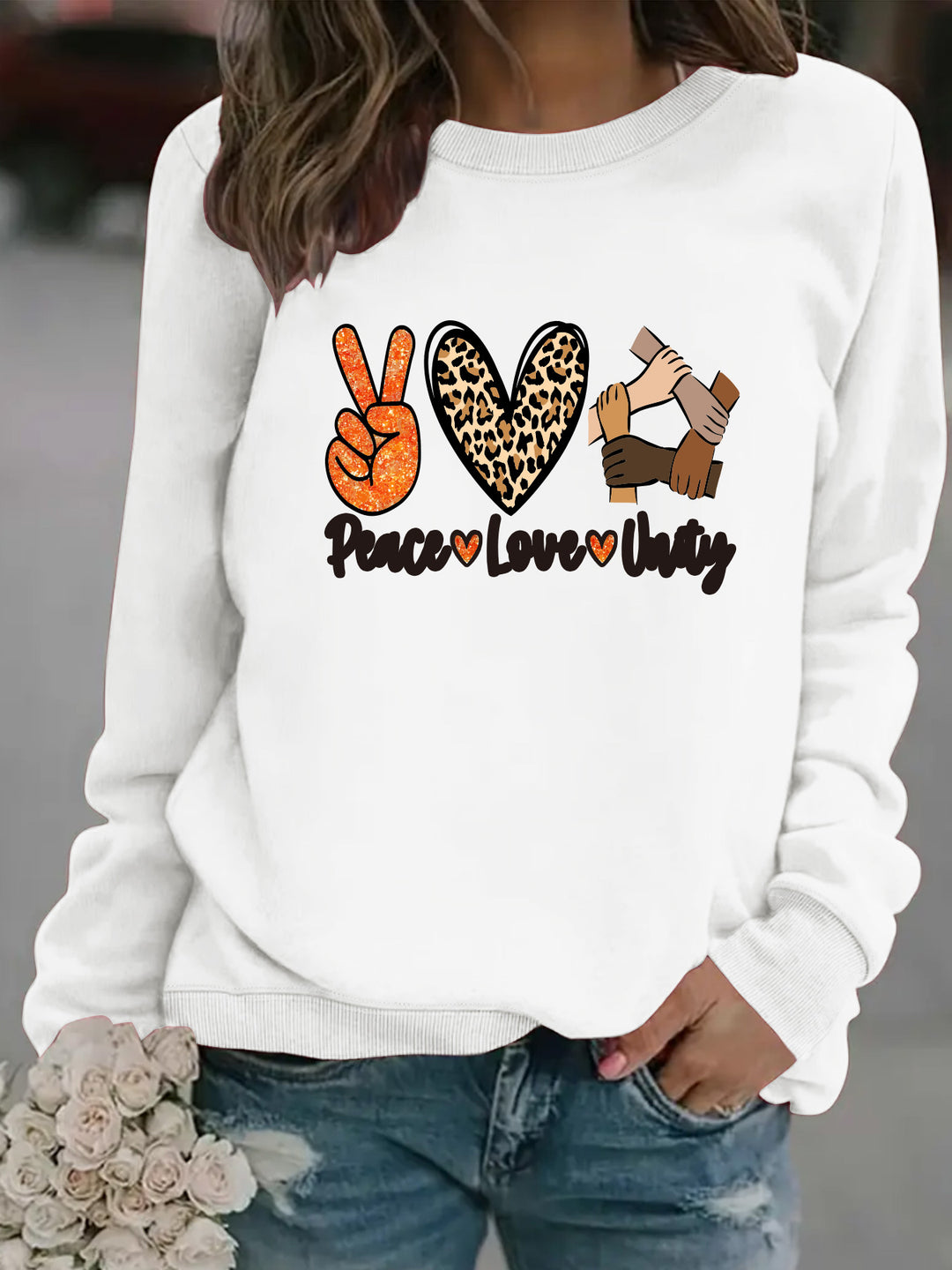 Kvinnegenser med kreativt Peace, Love & Unity-design Skjora