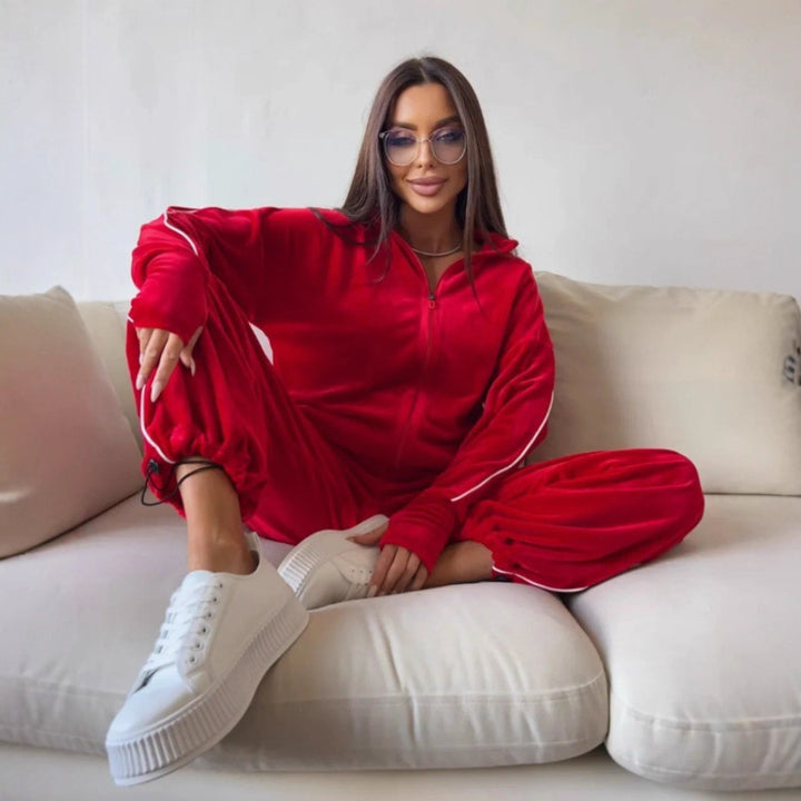Kvinne elegant fleece treningsdrakt med praktiske lommer og elastiske mansjetter