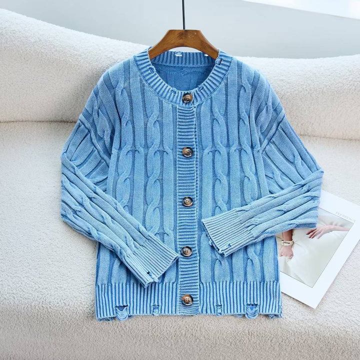 Kvinnens cardigan med elegant kabeldesign og detaljer med treskulpturer Skjora