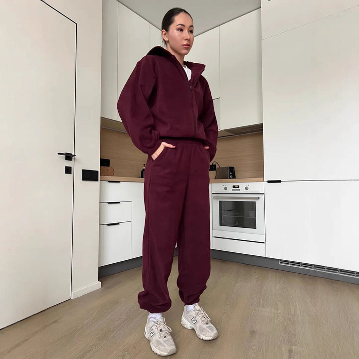 Kvinnelig fleece joggingdress med hette Skjora