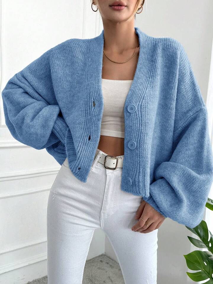 Kvinnens avslappede chunky strikk cardigan med knapplukking og voluminøse ermer Skjora