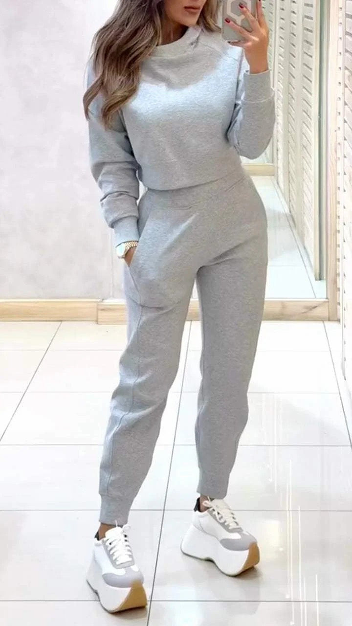 Kvinnens sporty loungewear-sett med moderne crop top og elastiske bukser Skjora