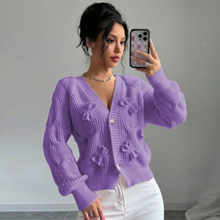 Kvinne cardigan med blomsterrelieffdesign og knappable detaljer Skjora
