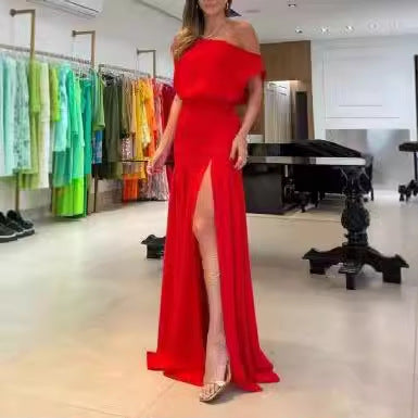 Dame Langermet kjole med sidesliss og off-shoulder design Skjora