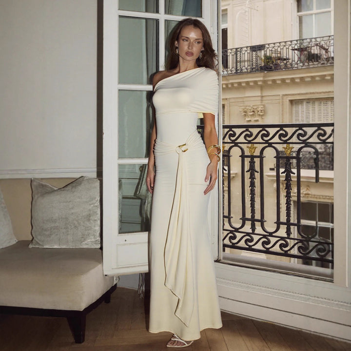 Dame Elegant One-Shoulder Maxikjole med figurnærpassende snitt og lekent knytbånd Skjora
