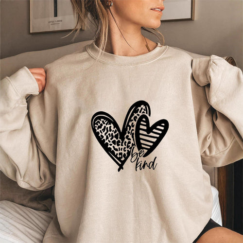 Kvinne sweatshirt med moderne hjerte motiv og avslappet passform Skjora