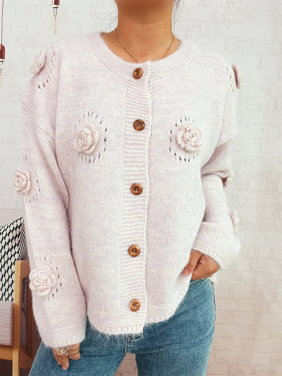 Kvinnenes koselige cardigan med blomsterapplikasjoner og knappelukking Skjora