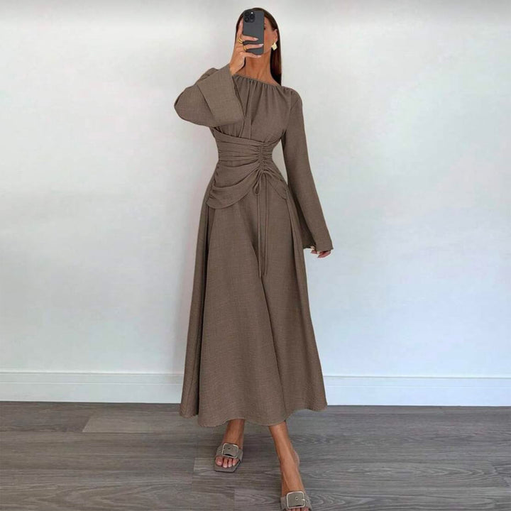 Kvinnes Elegant Maxi Kjole med Side Volang og Sofistikert Drapering