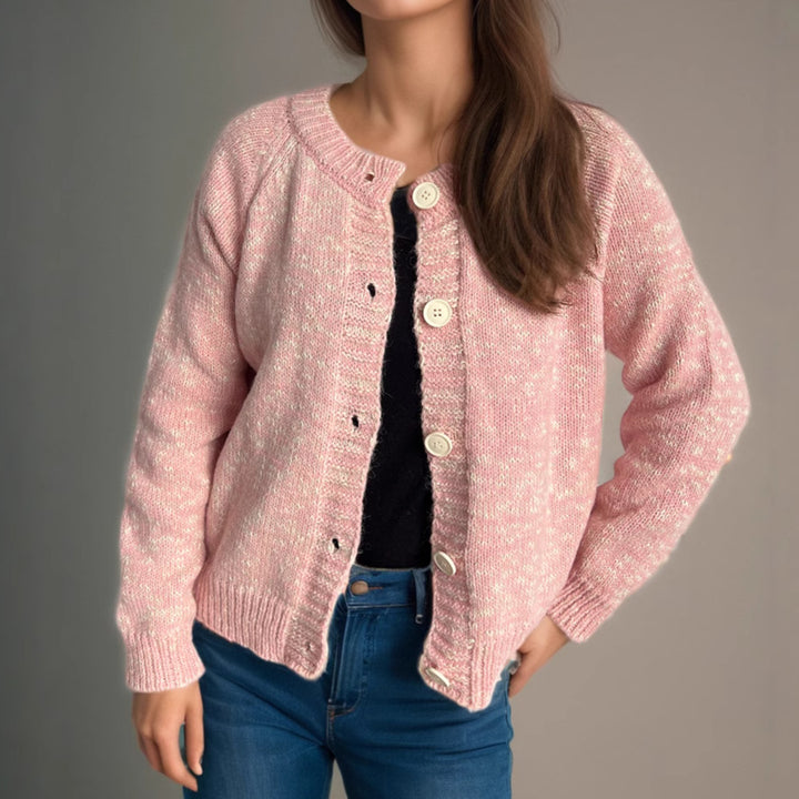 Kvinne koselig cardigan med store knapper og fin tekstur Skjora