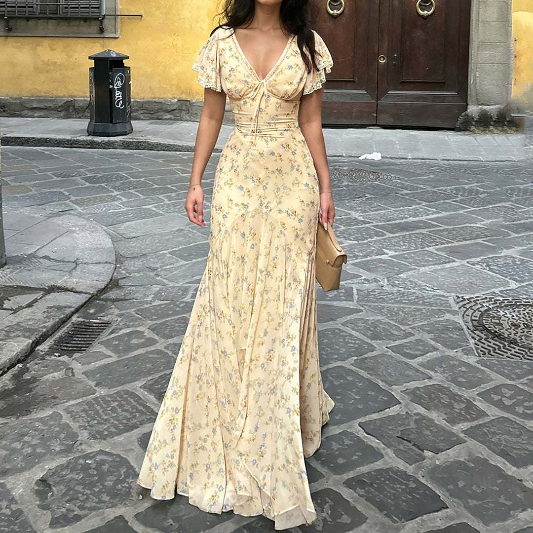 Dame maxikjole med romantisk blomsterdesign og leken V-hals Skjora