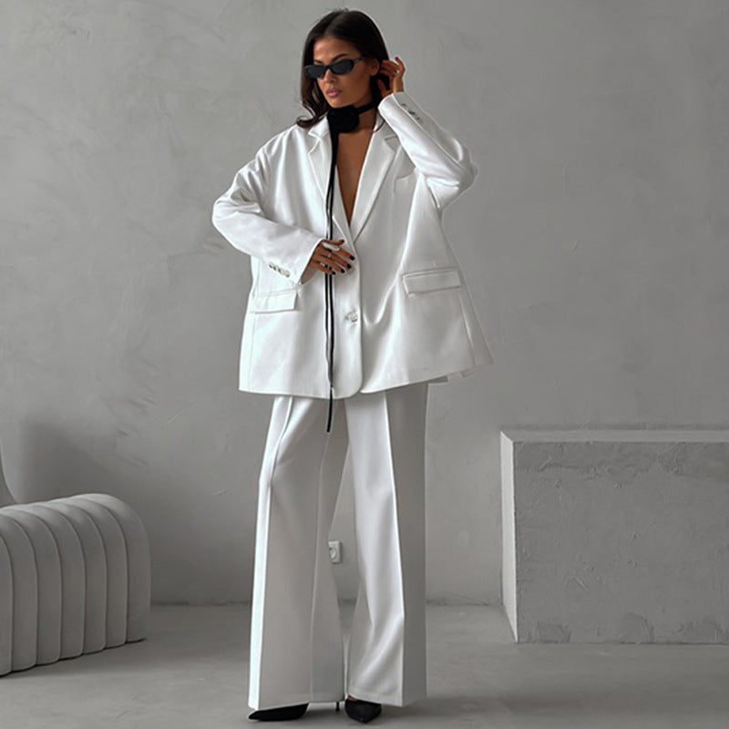 Kvinnelig elegant to-dels sett med oversized blazer og vide bukser Skjora