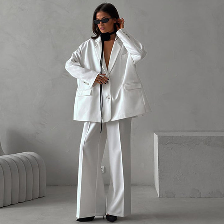 Kvinnelig elegant to-dels sett med oversized blazer og vide bukser Skjora
