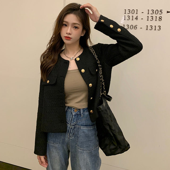 Kvinnes kort blazer med elegante gullknapper og moderne snitt