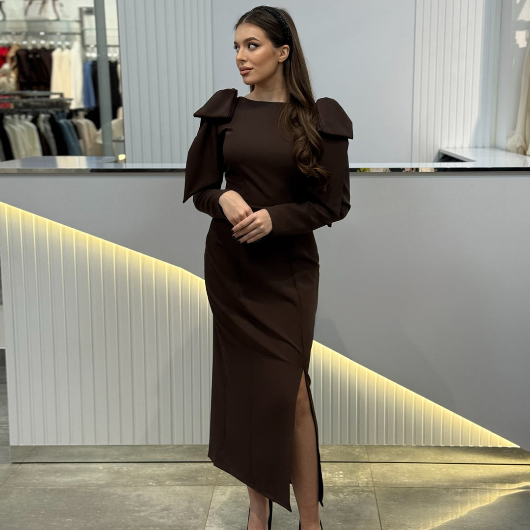 Dame maxi kjole med elegante puffesummer og sideslitt