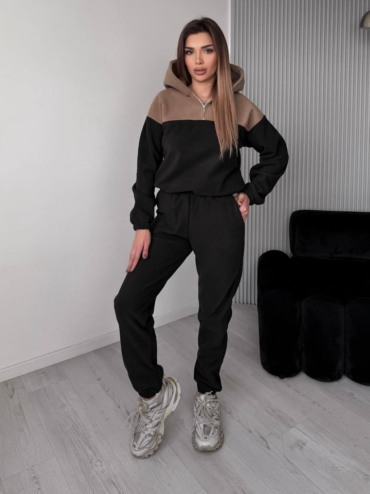 Kvinnors avslappnade fleece sportset med huva och modern passform Skjora