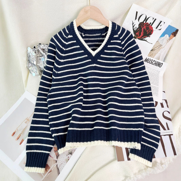 Kvinnesstripet V-hals genser i uformell stil Skjora