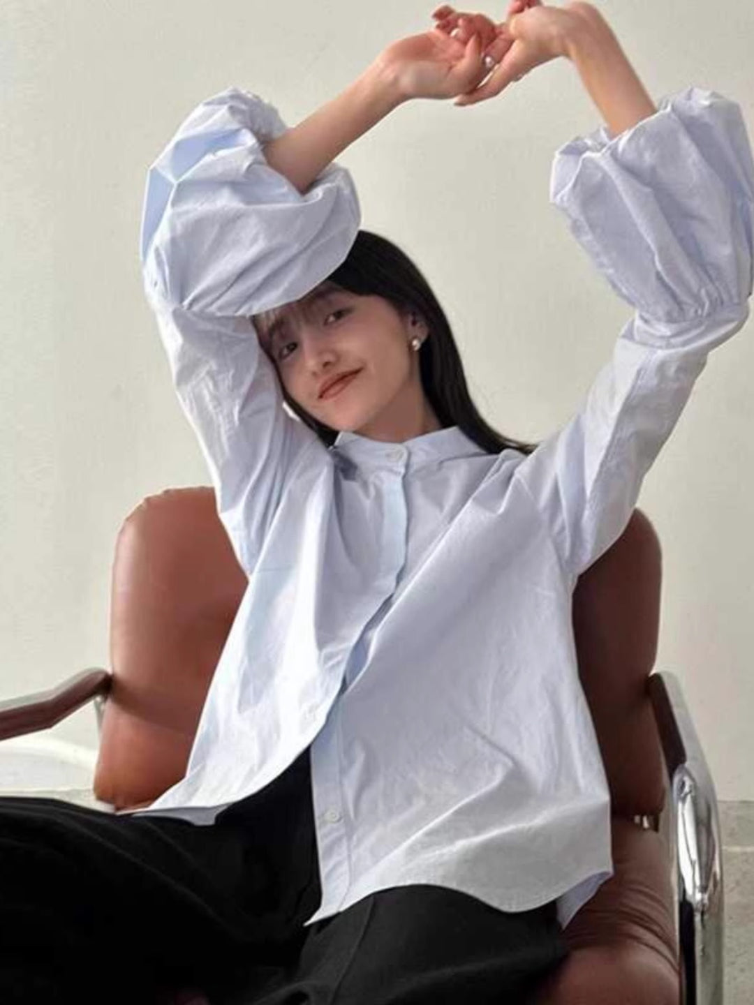 Dame Elegant bluse med voluminøse ermer og ståkrage Skjora