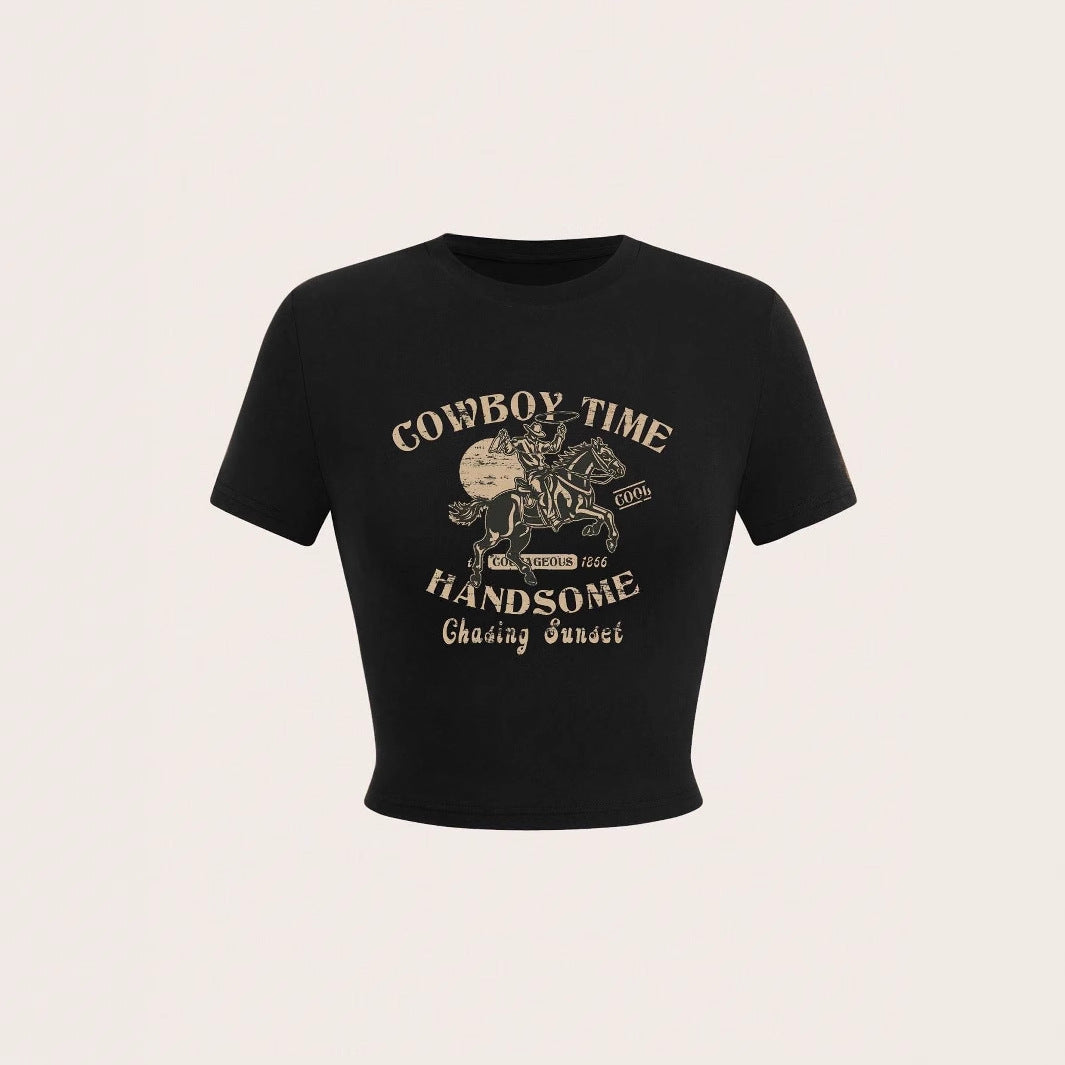 Dame Crop-Shirt med iøynefallende cowboymotiv og stilfull passform Skjora