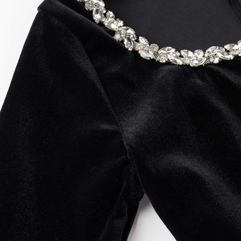 Kvinnevelourkjole med elegant dekorativ juvelkrage Skjora