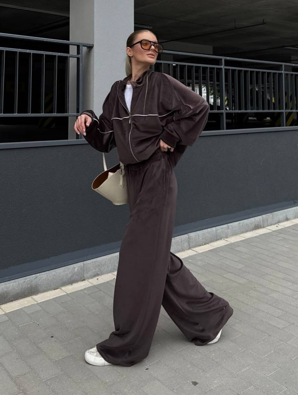 Kvinnelig sporty fritidssuite med avslappet snitt og elastisk midje