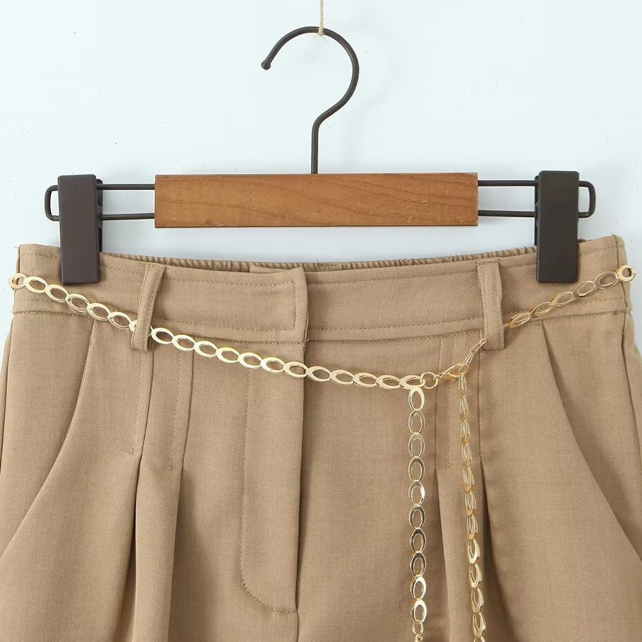 Dame elegante shorts med dekorativ kjede og fine folder Skjora