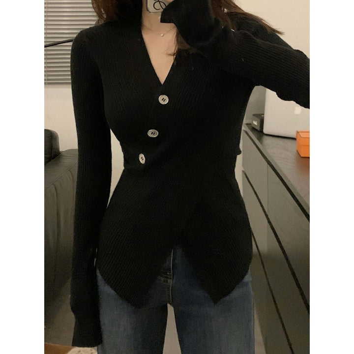 Kvinne fin ribbestrikket cardigan med knappe detaljer og stilren V-hals Skjora