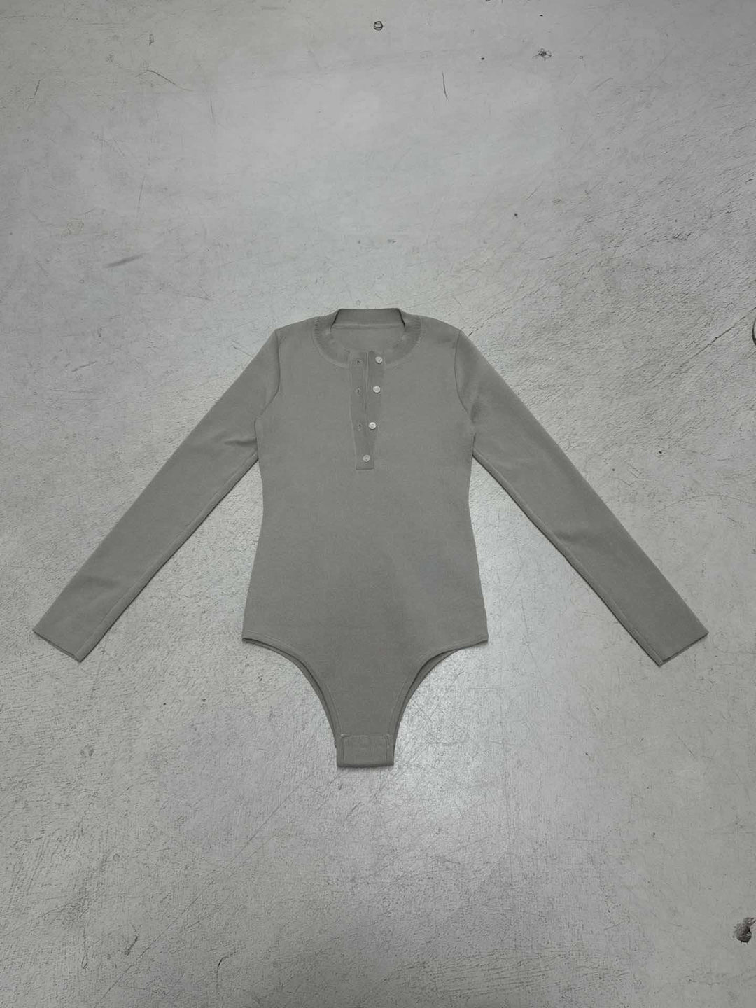 Dame Langermet Bodysuit med knappe detalj og strukturert materiale Skjora