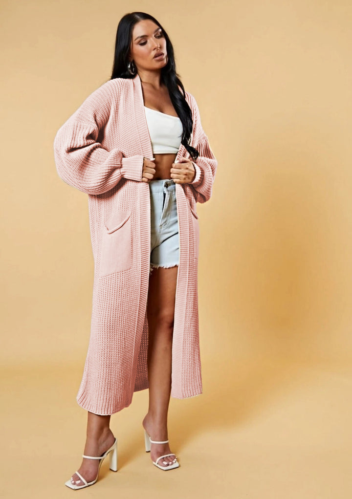 Kvinnes lang strikket cardigan med åpen design og praktiske lommer Skjora