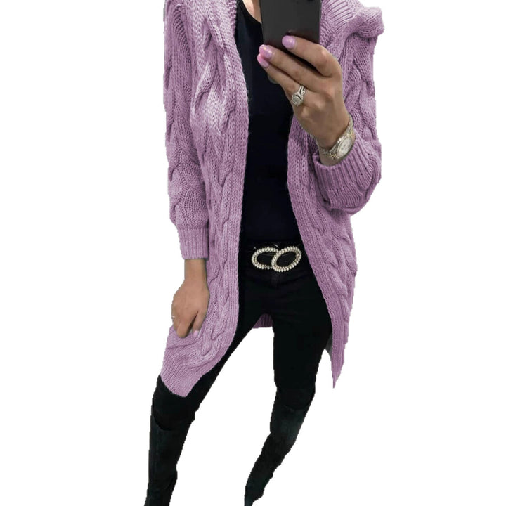 Kvinnes chunky strikk cardigan med nostalgisk kabeldesign og praktiske lommer Skjora