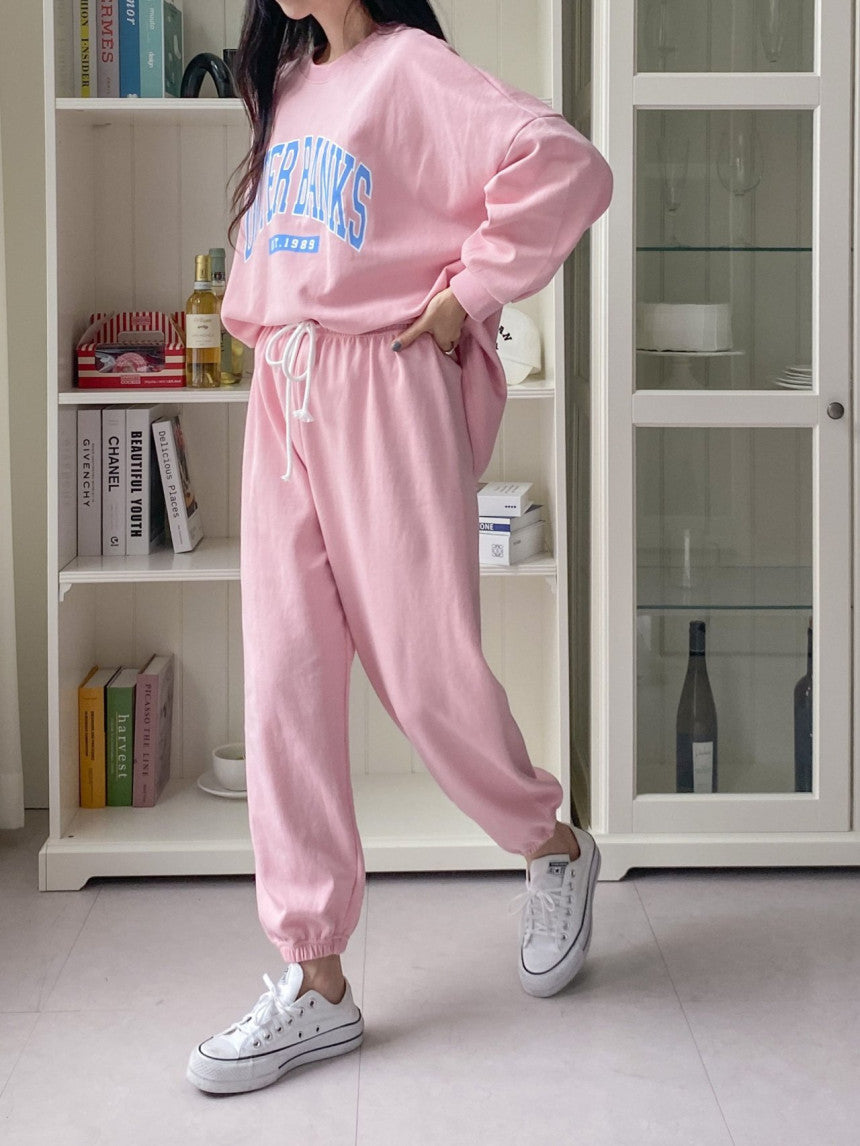 Kvinnens avslappede hettegenser og joggebukser sett med brodert logo Skjora