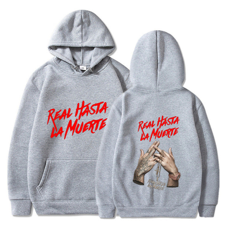 Dame hoodie med iøynefallende skrift i urban stil Skjora