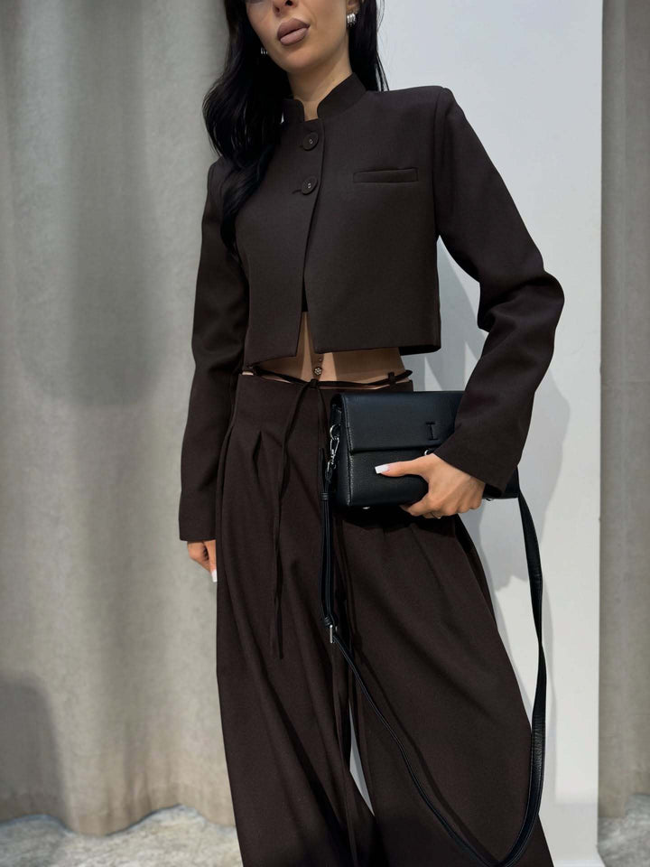 Kvinnens stilige två-dels sett med cropped jakke og brede høye bukser Skjora