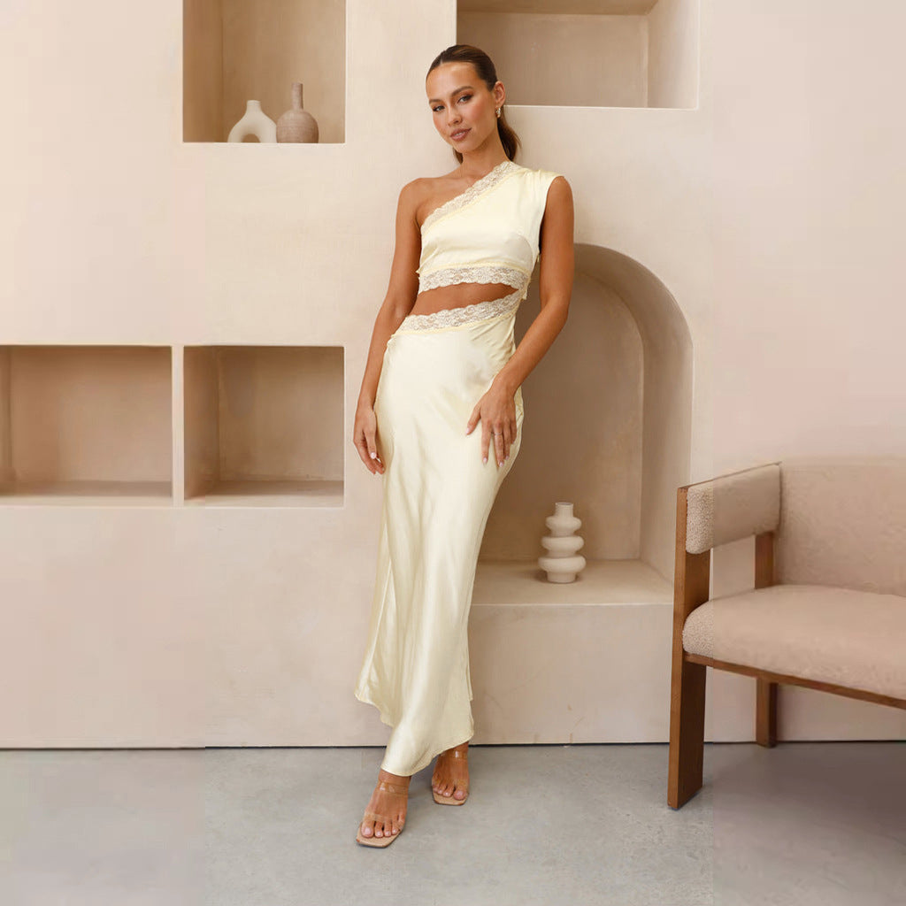 Kvinnens elegante brudekjole med asymmetrisk design og blonder Skjora