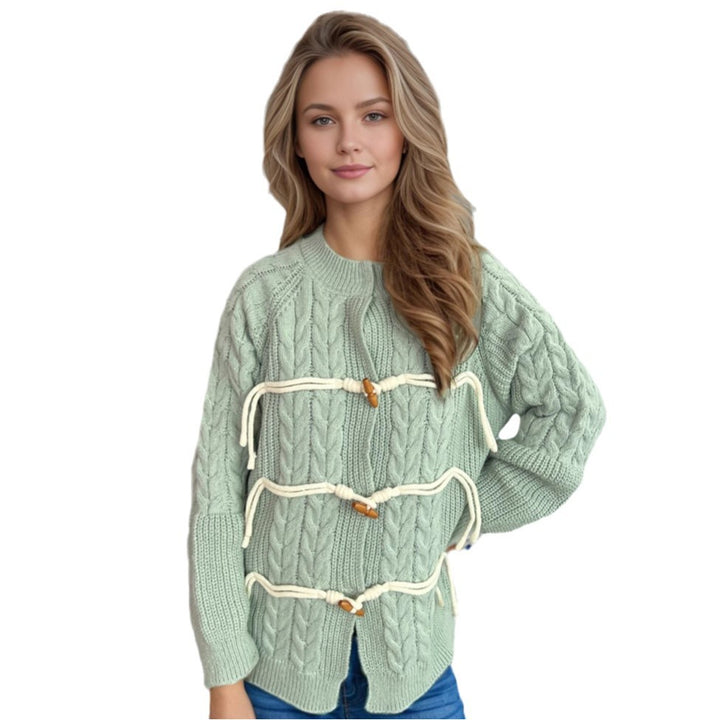 Kvinnens chunky strikket cardigan med unik snor og dekorative treknapper Skjora