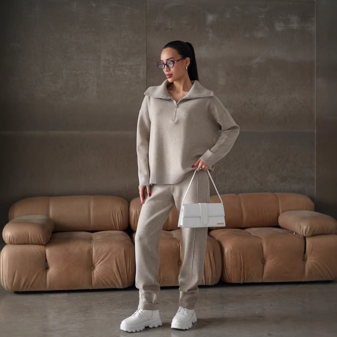 Kvinnenes elegante hettegenser og joggebukse sett med høy krage og glidelås Skjora
