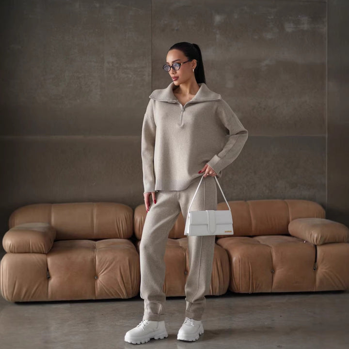 Kvinnenes elegante hettegenser og joggebukse sett med høy krage og glidelås Skjora