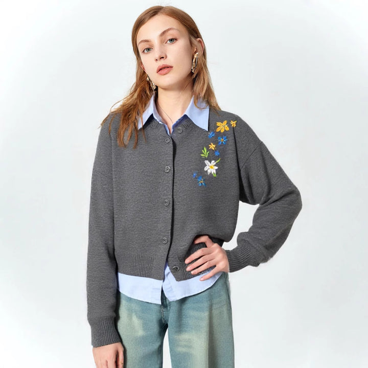 Kvinnens casual genser med blomsterbroderi design og løs passform Skjora