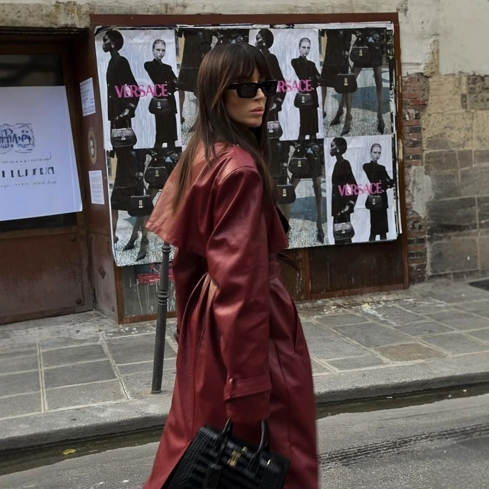 Kvinnenes elegante trenchcoat i moderne faux skinnutseende med belte i midjen Skjora