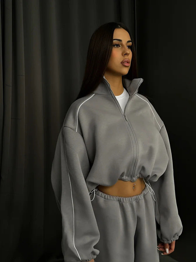 Kvinnelig sporty hettegenser laget av myk fleece med høy krage og elastisk midjebånd Skjora