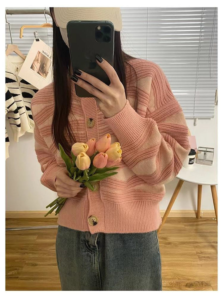 Dame cardigan med intrikat bølgemønster og store treskallknapper Skjora