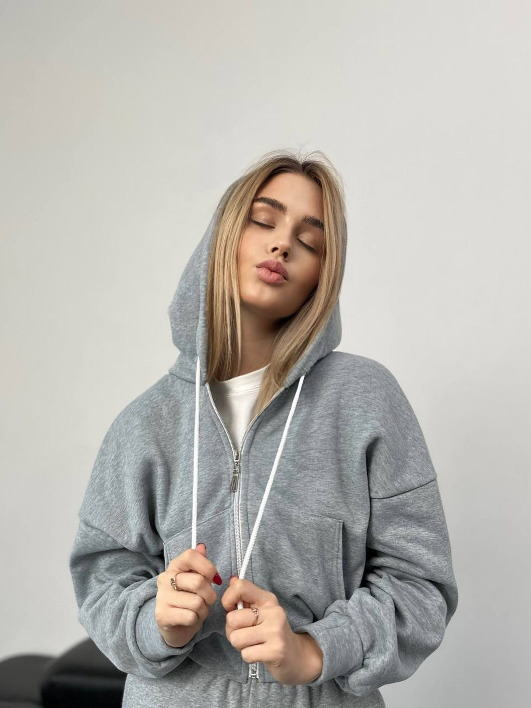 Kvinnes moteriktig kort hoodie med full glidelås og oversized passform Skjora